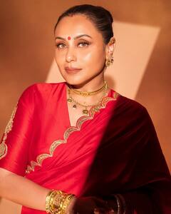 अष्टमी पर दिखा रानी मुखर्जी का ट्रेडिशनल लुक, सुर्ख लाल साड़ी और सोने के गहनों में दिखीं बेहद खूबसूरत