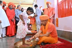 मन को भा जाएंगी कन्या पूजन की ये 6 तस्वीरें, सीएम योगी आदित्यनाथ ने परोसा भोजन, 6 माह की बच्ची से लिया आशीर्वाद