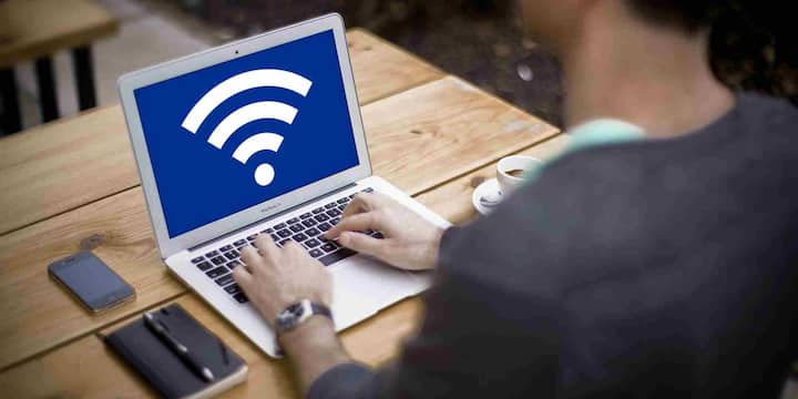 पानी Wi-Fi सिग्नल का बड़ा दुश्मन है. अगर राउटर के पास मछलीघर या बड़े पानी के कंटेनर रखे हों तो वे रेडियो वेव्स को सोख लेते हैं. इससे सिग्नल कमजोर हो जाता है और इंटरनेट की स्पीड गिर जाती है. इसलिए कोशिश करें कि पानी से भरी वस्तुएं राउटर से दूर हों.