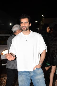 SSKTK Screening: वाइफ नताशा दलाल को 'सनी संस्कारी...' दिखाने लाए वरुण धवन, बीवी-बच्चों संग पहुंचे मनीष पॉल