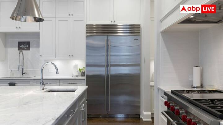 नए मॉडर्न फ्रिज में पहले से ही इनबिल्ट स्टेबलाइजर आ रहा है. इसके ऊपर बाहरी स्टेबलाइजर लगाना बेकार है और इससे नुकसान भी हो सकता है. इसके लिए अपने फ्रिज के मैनुअल में देखें कि क्या आपके फ्रिज को अतिरिक्त स्टेबलाइजर की जरूरत है या नहीं.