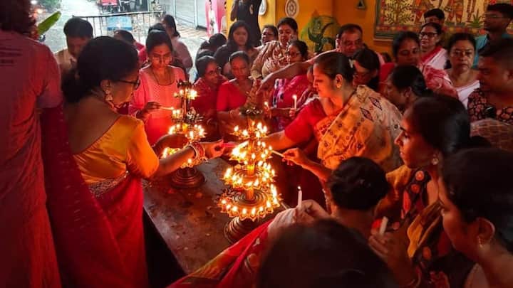 প্রতি বছরের মতোই এবারের পুজোতেও উদ্যোক্তা এই ক্লাব এবং সংলগ্ন পাড়ার বাসিন্দারা। তবে এই পুজোয় পাড়ার মহিলাদের ভূমিকা যথেষ্ট গুরুত্বপূর্ণ।