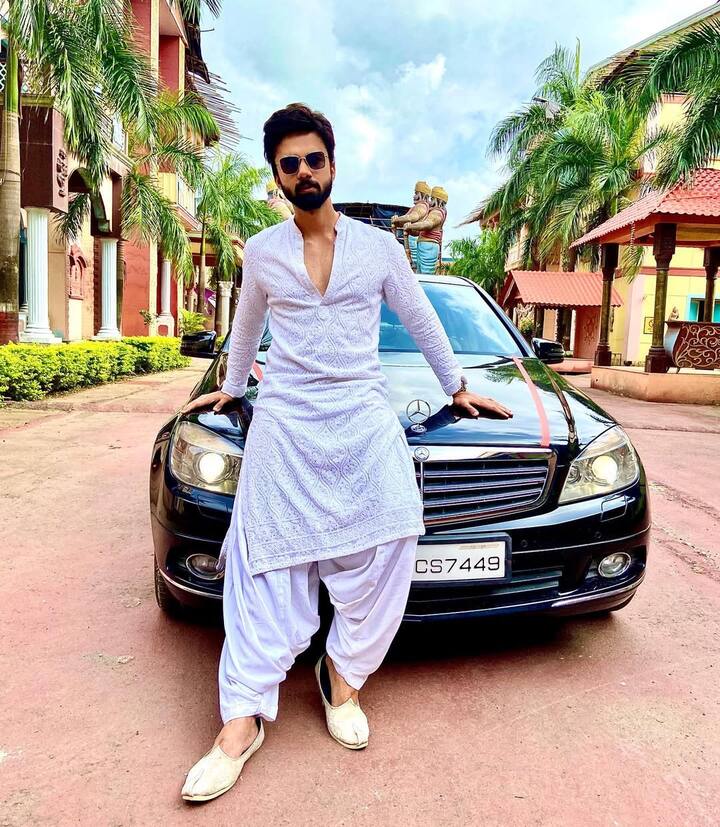 व्हाइट कुर्ता-पायजामा भी अविनाश पर काफी सूट कर रहा है. अपने लुक को उन्होंने मैचिंग जूतियों के साथ पूरा किया है.