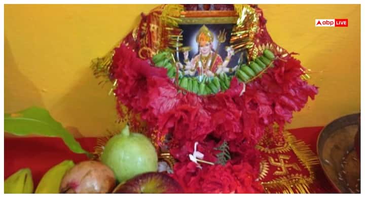 इस दिन पीले वस्त्र पहनकर भगवान विष्णु की पूजा करने से वे प्रसन्न होते हैं. हिंदू परंपरा में किसी भी शुभ कार्य के लिए भी पीले रंग का सबसे ज्यादा इस्तेमाल किया जाता है. इस पवित्र दिन पर भक्तों को अपने बाल–दाढ़ी नहीं बनवाना चाहिए. कपड़े धोने को भी वर्जित माना गया है.