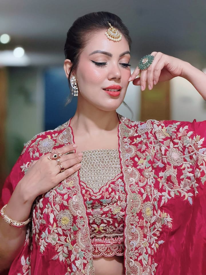 आपको बता दें कि सीरियल तारक मेहता का उल्टा चश्मा से मशहूर हुईं मुनमुन दत्ता अपने लुक के साथ एक्सपेरिमेंट करती रहती हैं।