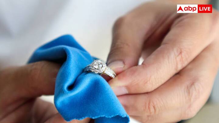 आज के समय में 5 किलो चांदी की कीमत ₹7,55,850 होगी. यानी समय के साथ चांदी की कीमत में बढ़ोतरी हुई है और मार्केट में भी अच्छी खासी ग्रोथ हुई है.