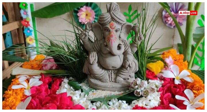 ज्योतिष शास्त्र के अनुसार बुध को ग्रहों के मंत्रिमंडल का राजकुमार माना जाता है. उनको दुर्वा यानी दूब घास अर्पित करने से भगवान गणेश प्रसन्न होते हैं. और अपने भक्त को बुद्धि, ज्ञान और यश से आलोकित करते हैं.