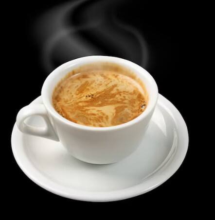 ਰਿਸਰਚਾਂ ਮੁਤਾਬਕ ਸਹੀ ਮਾਤਰਾ ਵਿੱਚ ਕੌਫੀ ਪੀਣ ਨਾਲ ਲਿਵਰ ਕੈਂਸਰ ਅਤੇ ਸਿਰੋਸਿਸ ਦਾ ਖਤਰਾ ਘਟਦਾ ਹੈ, ਕਿਉਂਕਿ ਇਸ ਵਿੱਚ ਸੋਜ ਘਟਾਉਣ ਵਾਲੇ ਤੱਤ ਹੁੰਦੇ ਹਨ। ਬਿਨਾ ਚੀਨੀ ਤੇ ਦੁੱਧ ਵਾਲੀ ਦੋ ਕੱਪ ਕੌਫੀ ਰੋਜ਼ ਲੈਣਾ ਲਾਭਦਾਇਕ ਹੈ। ਇਸੇ ਤਰ੍ਹਾਂ ਗ੍ਰੀਨ ਟੀ ਵਿੱਚ ਐਂਟੀਓਕਸੀਡੈਂਟ ਹੁੰਦੇ ਹਨ ਜੋ ਲਿਵਰ ਨੂੰ ਮਜ਼ਬੂਤ ਬਣਾਉਂਦੇ ਹਨ। ਖਾਣ ਤੋਂ ਅੱਧਾ ਘੰਟਾ ਬਾਅਦ ਗ੍ਰੀਨ ਟੀ ਪੀਣਾ ਲਿਵਰ ਲਈ ਫਾਇਦੇਮੰਦ ਹੈ।