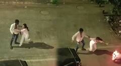 संतापजनक! पुण्यात रात्रीच्या सुमारास भर रस्त्यावर तरुणीला लाथा बुक्क्यांनी मारहाण; घटनेचा व्हिडीओ समोर, नेमकं काय घडलं?