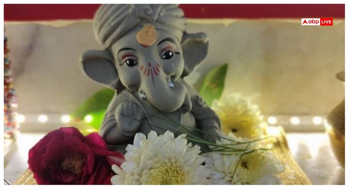 बुधवार को भगवान गणेश की पूजा का महत्व सिर्फ धार्मिक ही नहीं है बल्कि उसका जीवन के हर पक्ष से महत्व जुड़ा हुआ है. माना जाता है कि व्यापार और करियर में अगर स्थिरता आ गई हो तो बुधवार को गणपति की उपासना से सभी बाधा दूर हो जाती है.