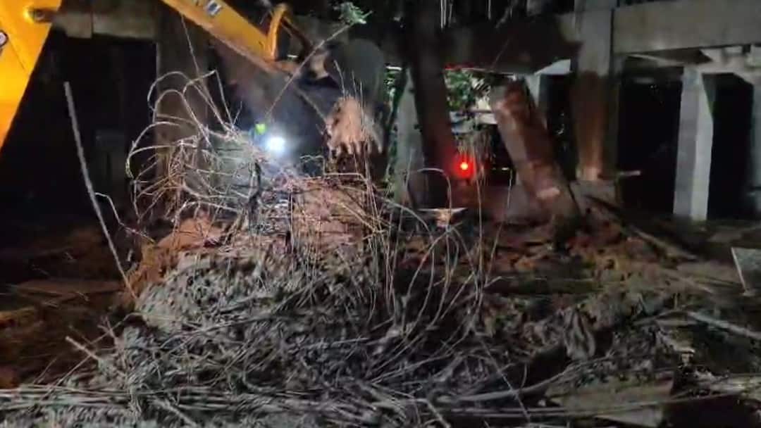 kolhapur municipal corporation fire station slab collapse कोल्हापूर मनपाच्या निर्माणाधीन फायर ब्रिगेडचा स्लॅब टाकतानाच कोसळला; एकाचा हकनाक जीव गेला, ठेकेदारावर सदोष मनुष्यवधाचा गुन्हा दाखल