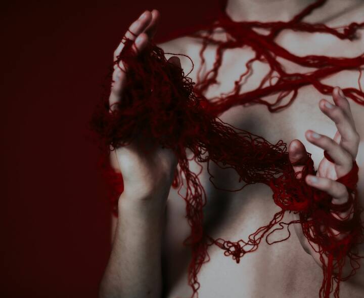 मासिक पाळी दरम्यान रक्ताच्या गुठळ्या शरीरातील एक प्रकारच्या पेशी असतात,जे मासिक पाळीच्या वेळी गर्भाशयातून बाहेर पडतात.