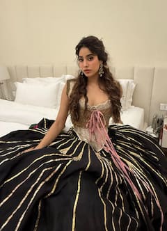 कभी थाई-हाई स्लिट ड्रेस में दिए सिजलिंग पोज, तो कभी लहंगा पहन इतराईं जाह्नवी कपूर, नहीं देखीं होंगी एक्ट्रेस की ऐसी तस्वीरें