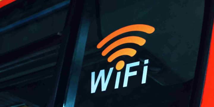 Wi-Fi सिग्नल रेडियो वेव्स के जरिए काम करता है. अगर राउटर और आपके डिवाइस के बीच मोटी दीवारें, अलमारी या बड़े फर्नीचर रखे हों तो सिग्नल कमजोर पड़ जाता है. खासतौर पर कंक्रीट और धातु वाली दीवारें सिग्नल को सबसे ज्यादा रोकती हैं. इसलिए राउटर को हमेशा खुली जगह या घर के बीचोंबीच रखना बेहतर होता है.