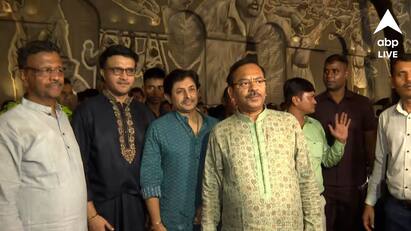 স্ত্রী, দাদা-বৌদিকে নিয়ে ঠাকুর দেখলেন সৌরভ, শ্রীভূমি স্পোর্টিং ও সুরুচি সংঘ মাতোয়ারা মহারাজে