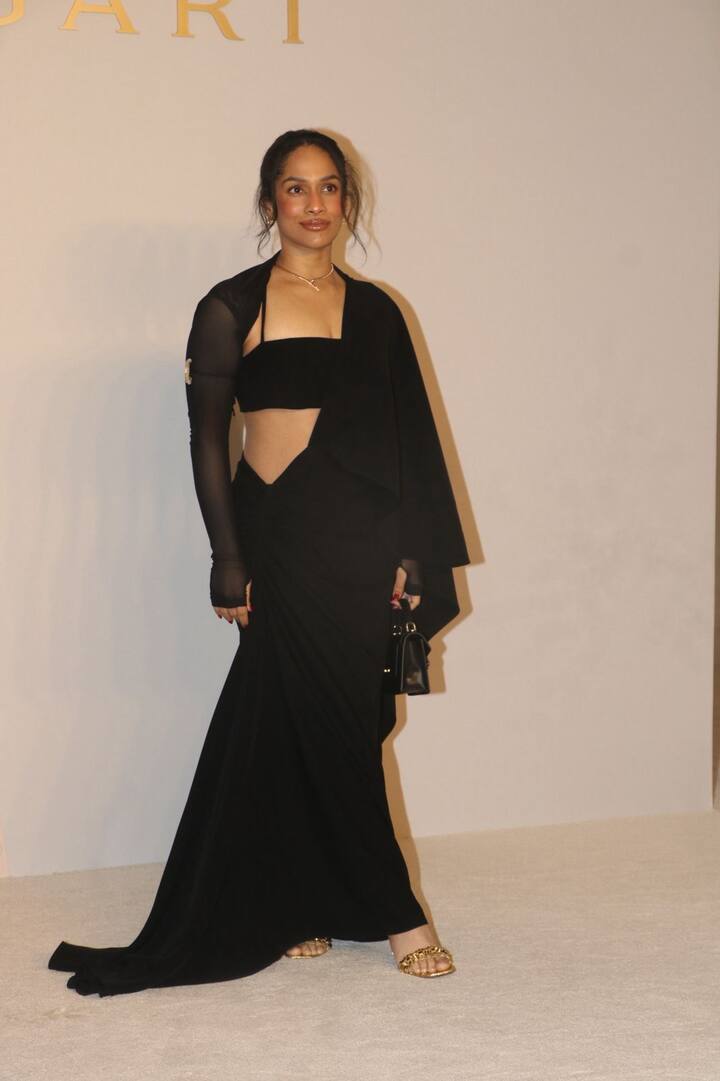 फैशन डिजाइनर मसाबा गुप्ता ने इवेंट के लिए ब्लैक साड़ी चुनी. इसे उन्होंने मैचिंग डिजाइनर ब्लाउज के साथ ड्रेप किया था.