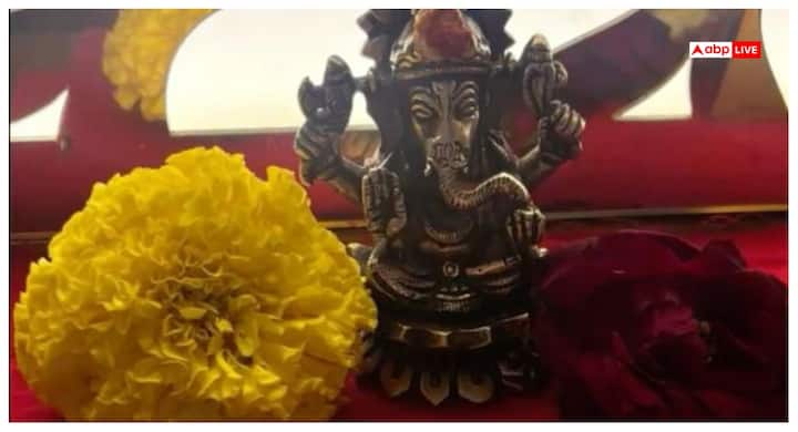 किसी के कुंडली में अगर बुध ग्रह कमजोर है या उसमें दोष है तो बुधवार को गणेश जी की पूजा कर उसे दूर किया जा सकता है. चूंकि भगवान गणेश जी को 'बुद्धि के दाता' और 'विघ्नहर्ता' कहा जाता है. इसलिए जो भक्त बुधवार को उनकी उपासना करते हैं,उनपर कोई संकट नहीं आता है.