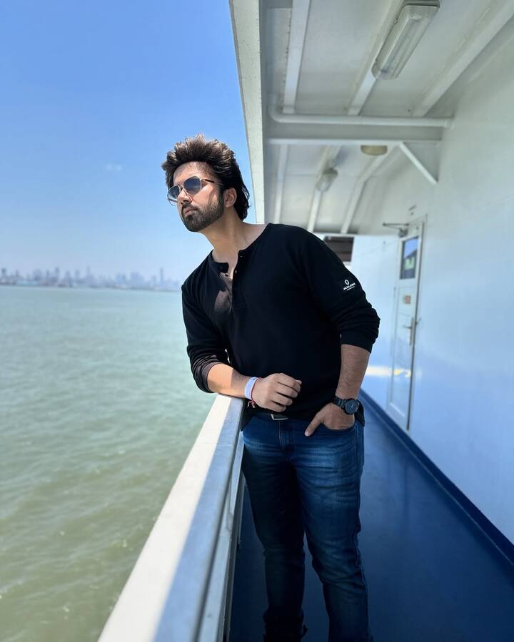 ब्लैक टी-शर्ट और ब्लू जीन्स पहने अविनाश काफी कूल दिख रहे हैं. फोटो में उन्हें क्रूज पर पोज दे रहे हैं.