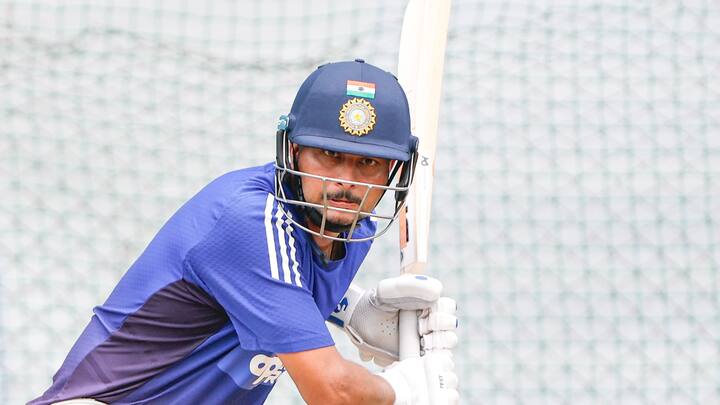 बुमराह और कुलदीप ने घास वाली मुख्य पिच के बराबर में बनी पिचों पर लंबे समय तक गेंदबाजी अभ्यास किया. भारत और वेस्टइंडीज यहां इसी मुख्य पिच पर बृहस्पतिवार से पहला टेस्ट खेलेंगे. अक्षर ने भारतीय बल्लेबाजों को नेट पर गेंदबाजी भी की.