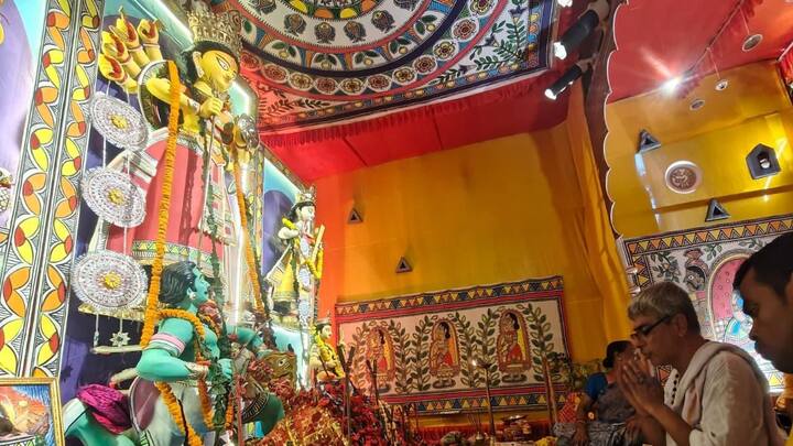 এবার সেই মধুবনী শিল্পের ছোঁয়াতেই দেবী দুর্গা সেজেছেন উত্তরপাড়ার এই মণ্ডপে। মা এবং তাঁর চার সন্তানের সমস্ত সাজসজ্জায় রয়েছে মধবনী চিত্রকলার ছোঁয়া।