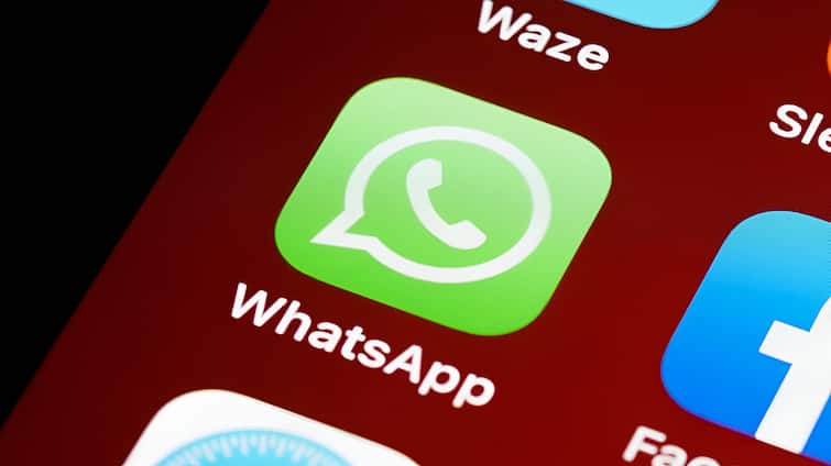 <div>WhatsApp Bets Big On AI With Features Like Live Photos, Meta Themes & More</div>