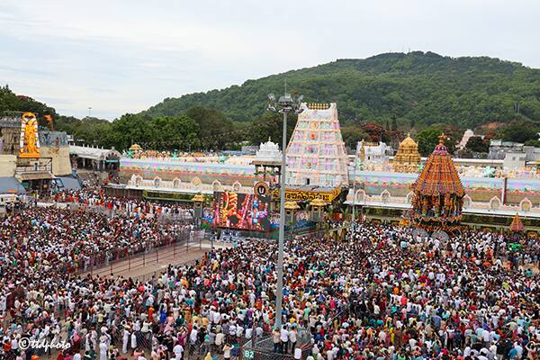 భక్తులు రథాన్ని లాగుతారు కానీ,  సకలజీవులలో అంతర్యామిగా ఉన్న పరమాత్మ తనరథాన్ని తానే లాగుతున్నాడన్నది ఆంతర్యం