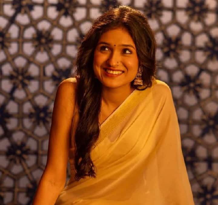 Let me tell you that Ashi has made her debut with Prabhakar Swami with a music video 'Rang Daro'.