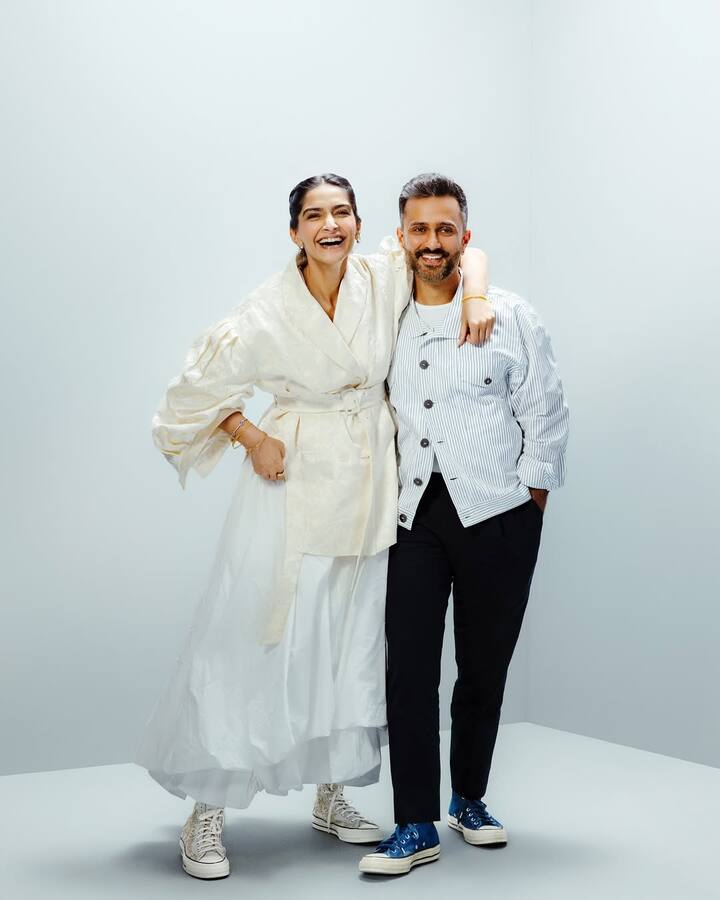 सोनम कपूर और उनके पति आनंद आहूजा बॉलीवुड के सबसे प्यारे कपल्स में से एक हैं.  उनका प्यार और केमिस्ट्री बेमिसाल है.