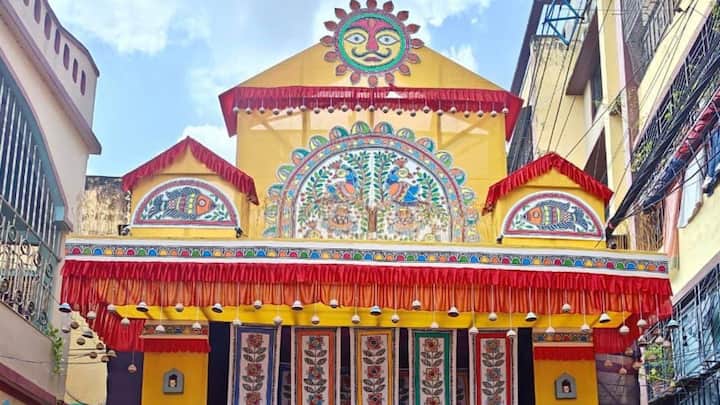 নানা রঙের সমাহার দেখা গিয়েছে এখানকার পুজো মণ্ডপে। আধিক্য রয়েছে হলুদ এবং লাল রঙের। তার জেরে আরও উজ্জ্বল হয়ে ফুটে উঠেছে শিল্পকলা।