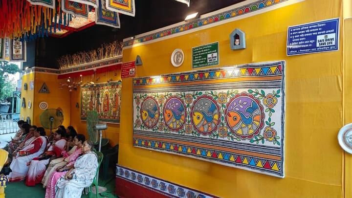 প্রতিমা গড়েছেন মৃৎশিল্পী জয়ন্ত পাল। আর সেই মূর্তিতে এবং মণ্ডপের সর্বত্র মধুবনী শিল্পের অসামান্য কাজ করেছেন আরেক শিল্পী অঞ্জন সাউ। শিল্পীদের নিরলস পরিশ্রম এতটাই নিখুঁত যে চোখ ফেরানো দায়।