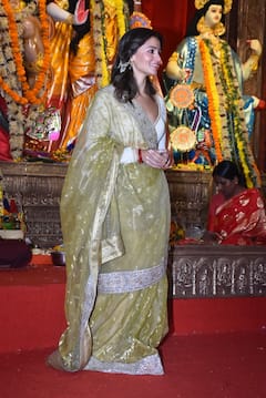 Alia Bhatt का नवरात्रि लुक: उल्टा पल्ला की साड़ी पहने दुर्गा पंडाल पहुंचीं राहा की मम्मी, ट्रेडिशनल लुक में चुराया दिल