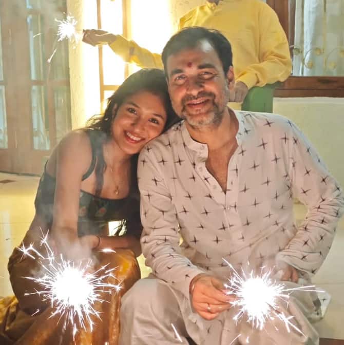 Please tell that Ashi is the dear of her father. Both are seen sharing very good bonds with each other.