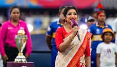 ক্রিকেটারদের সাজঘরে হঠাৎ এসে চমকে দিলেন শ্রেয়া, গাইলেন, 'পিউ বোলে'