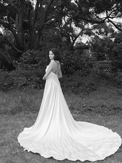 3 अलग वेडिंग आउटफिट्स में सेलेना गोमेज ने शेयर की अपनी तस्वीरें, लूट ली लाइमलाइट