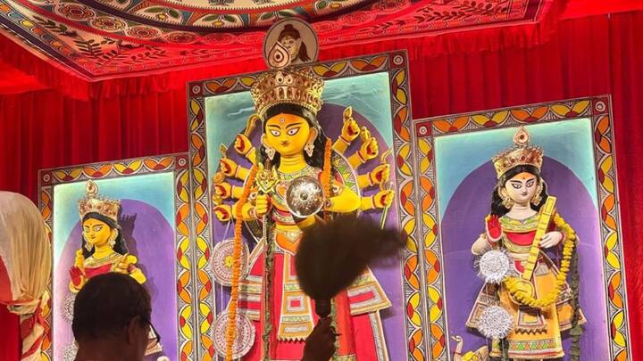 তেমনই এক পুজো বিগত বেশ কয়েক বছর ধরে হচ্ছে হুগলির উত্তরপাড়ায়। সেখানকার শিবনারায়ণ রোড অধিবাসীবৃন্দ ক্লাবের এবারের পুজোর বয়স ৩৩ বছর। মণ্ডপ থেকে প্রতিমা সজ্জা, সবেতেই এবার ছোঁয়া রয়েছে মধুবনী শিল্পের।