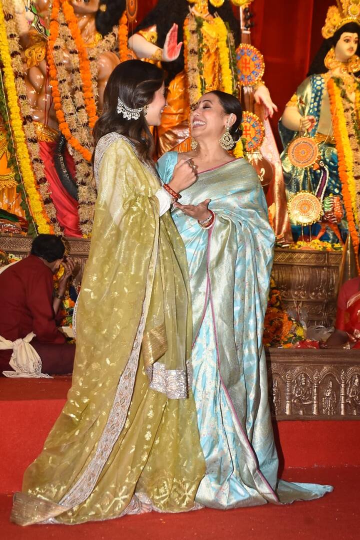 आलिया ने एक्ट्रेस रानी मुखर्जी के साथ कई पोज दिए. रानी को गले लगाया और गपशप भी की.