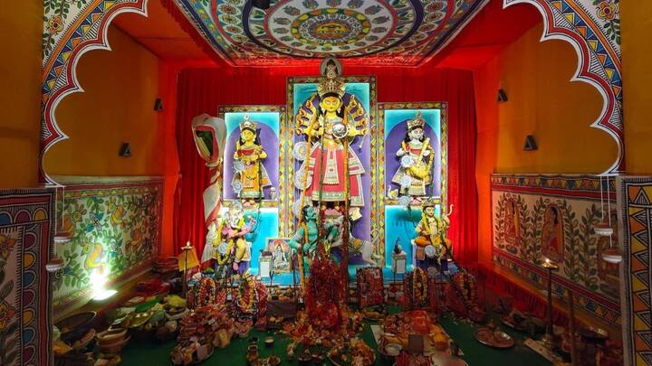 থিমের পুজোয় শুধু কি এগিয়ে কলকাতার পুজো? একসময়ে এ কথা অনেকাংশে ঠিক হলেও, এখন কিন্তু ভাবনা, চিন্তায় কলকাতার নামকরা থিমের পুজোকে পাল্লা দেয় শহরতলির অনেক পুজো।