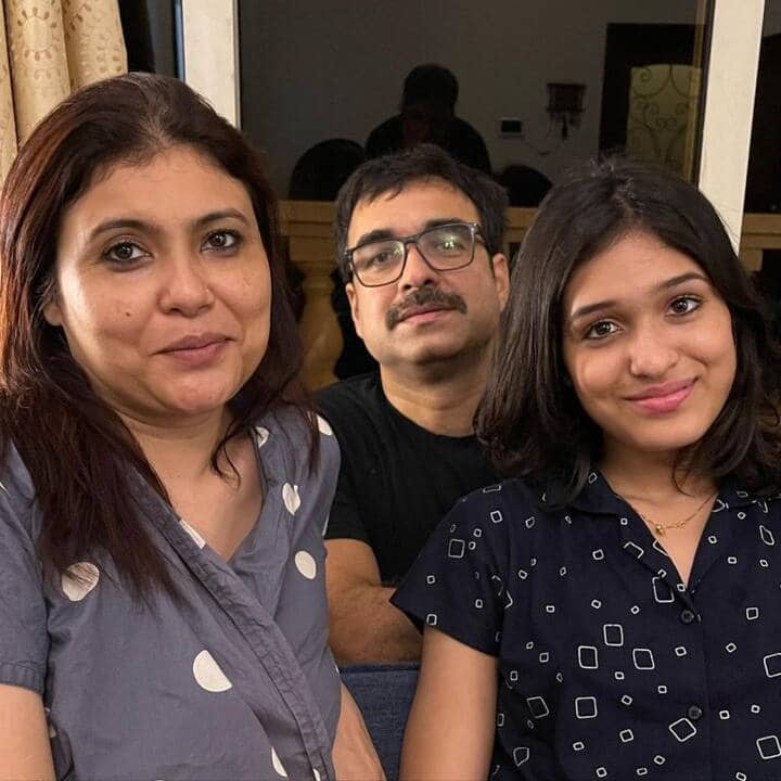Ashi stays away from the limelight even after being the daughter of a famous star.