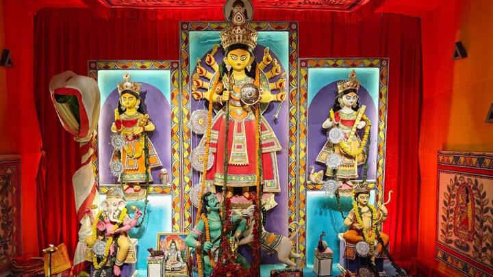 Durga Puja : '৩৩- এর আগমনী , রং ও রেখায় মধুবনী' - এই ছিল উত্তরপাড়া শিবনারায়ণ রোড অধিবাসীবৃন্দ ক্লাবের দুর্গাপুজোর থিম।