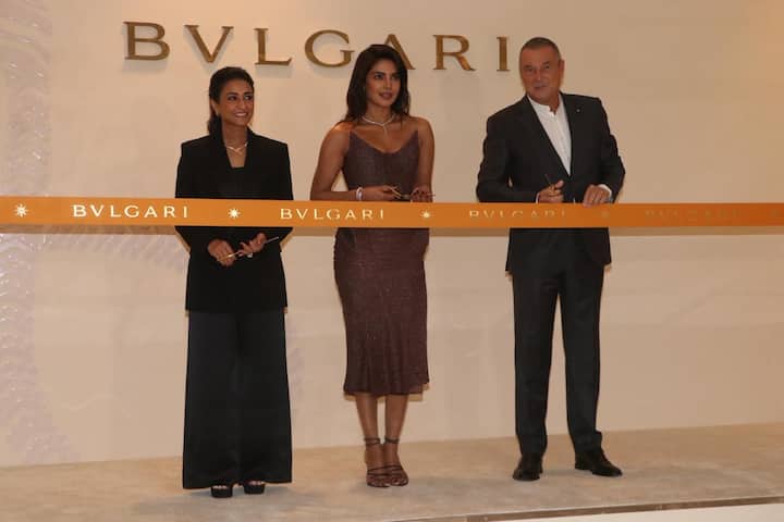 बुल्गारी के लेटेस्ट स्टोर इनॉग्रेशन इवेंट में एक्ट्रेस ने अपने ब्राऊन मेटैलिक ड्रेस से सभी का ध्यान अपनी तरफ खींचा. ब्राऊन ऑफ शोल्डर मेटैलिक ड्रेस में अभिनेत्री की खूबसूरती आपको भी दीवाना बना लेगी.