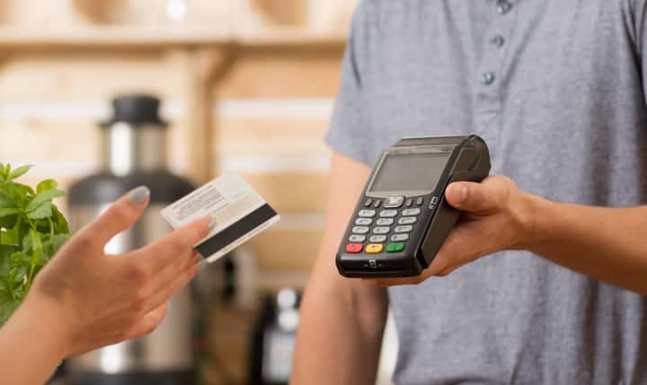 सायबर चोरटे सर्वात आधी अकांऊट हॅक करण्यासाठी जन्मतारीख, गाडीचा नंबर, किंवा 1234, 1111 यासारखे सिंगल डिजीटवाले पिन ट्राय करतात.त्यामुळे अकाऊंट सहज पद्धतीने हॅक होतो.