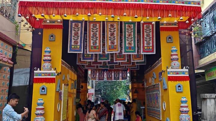 পুজোয় ভিড় কেমন হচ্ছে? এই প্রসঙ্গে উদ্যোক্তারা জানিয়েছেন প্রতি বছরের মতো এবারেও দলে দলে মানুষ এসেছেন তাঁদের ক্লাবের ঠাকুর দেখতে।