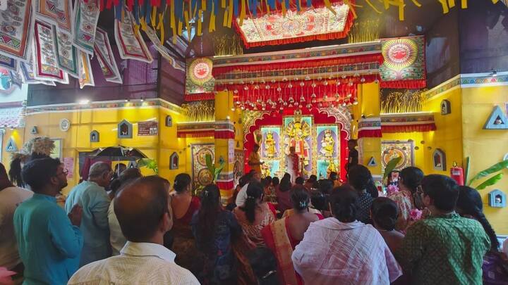 মণ্ডপ সজ্জাতেও সবটুকু জুড়ে রয়েছে শিল্পীর নিখুঁত শিল্পকলার স্পর্শ।