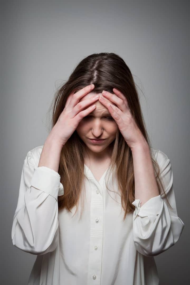 ताण आणि थकवा  एखादा माणुस जर मानसिक तणाव किंवा शारीरिक थकावटीतून जात असेल तरी सुद्धा त्याचे खांदे झुकलेले दिसतात. वैयक्तिक आयुष्यातील अडचणी, झोपेची कमतरता पण तुमच्या शारीरिक आरोग्यावर परिणाम करतात.