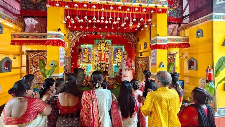 আর দর্শণার্থীদের কাছে এবারের বিশেষ পাওনা মধুবনী চিত্রকলায় সজ্জিত প্রতিমা এবং মণ্ডপ। ৩৩ বছরে পা দিয়ে দর্শকদের এক অসামান্য পুজো উপহার দিয়েছেন উদ্যোক্তারা।