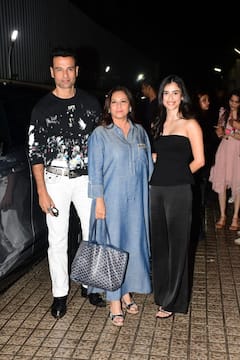 SSKTK Screening: वाइफ नताशा दलाल को 'सनी संस्कारी...' दिखाने लाए वरुण धवन, बीवी-बच्चों संग पहुंचे मनीष पॉल