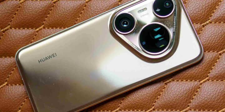 Huawei Pura 80 Ultra को इस साल का सबसे ताकतवर कैमरा फोन माना गया है. इसमें 50MP का बड़ा 1-इंच प्राइमरी सेंसर, 40MP अल्ट्रा-वाइड कैमरा और दो पेरिस्कोप टेलीफोटो लेंस दिए गए हैं, जो 3.7x और 9.4x ऑप्टिकल जूम सपोर्ट करते हैं. इसका वेरिएबल अपर्चर और फ्लेक्सिबल इमेज कंट्रोल इसे बाकी फोनों से अलग बनाता है. हालांकि, यह फोन अभी तक भारत में उपलब्ध नहीं है.
