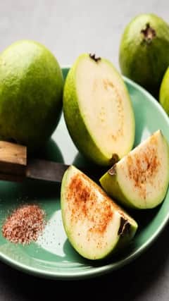 સવારે ખાલી પેટે જામફળ ખાવાથી ફાયદાને બદલે થશે નુકસાન, જાણો કેમ ન ખવાય