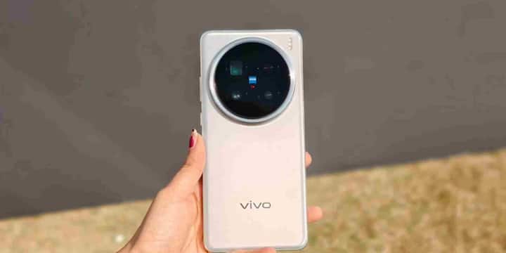 At number four is Vivo X200 Ultra, which comes with Zeiss optics. It has a 50MP quad camera system, including a 200MP telephoto Samsung HP9 sensor and a Sony Lyt-818 sensor with a zimbal stabilization for low-light photography. It has also not been launched in India at the moment.
