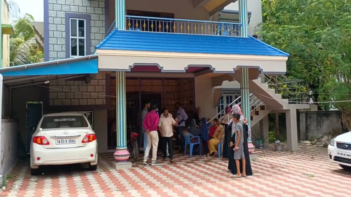 கொள்ளிடம் அருகே துணிகரம்! வீட்டில் 30 சவரன் நகை, பணம் கொள்ளை: மாடி வழி நுழைந்த மர்ம நபர்கள் கைவரிசை!